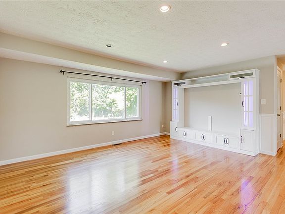 4th image of 615 Wright St