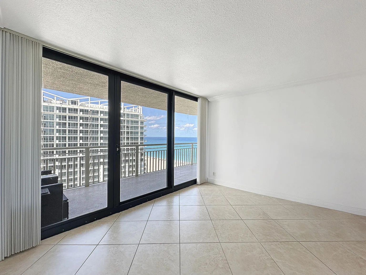1 bed, 1.5 bath, 1000 sqft, $3,400 — Photo 3