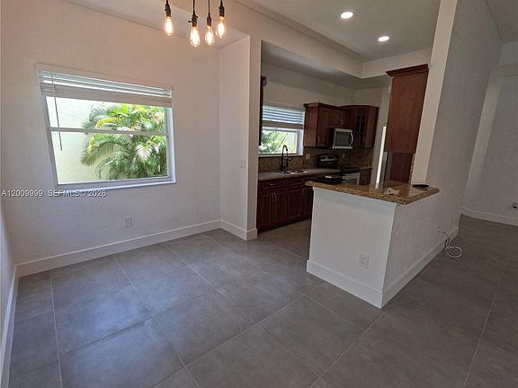 5th image of 1211 SW 84th Ter