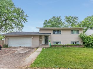805 Larkdale Row, Wauconda, IL 60084