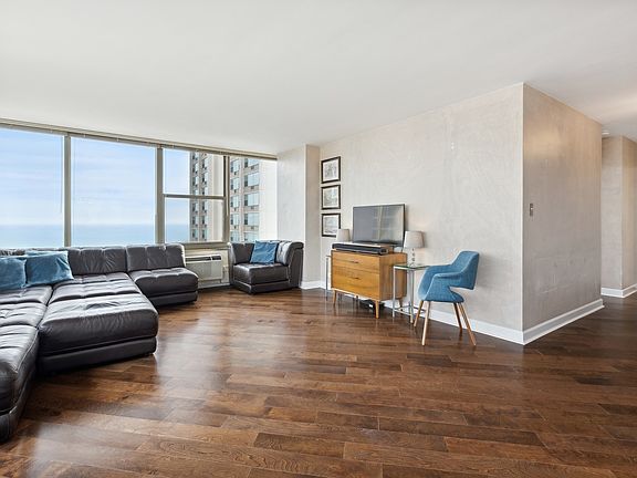 4th image of 360 W Wellington Ave APT 18E