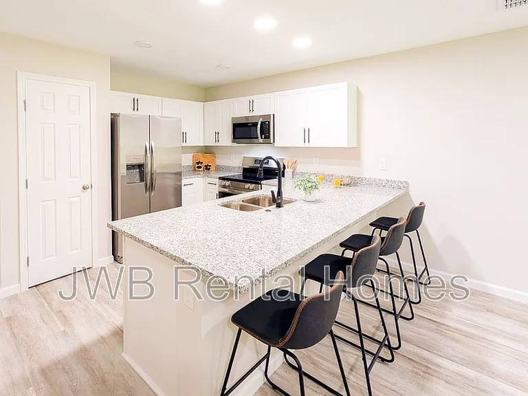 1128 Comanche St — Photo 3