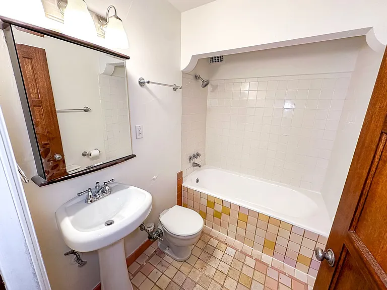 Ten-O-Five Anhalt Apartments — Photo 35