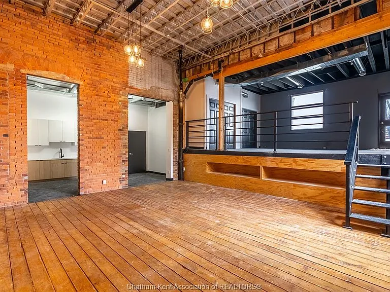 138 King St W #302 — Photo 16