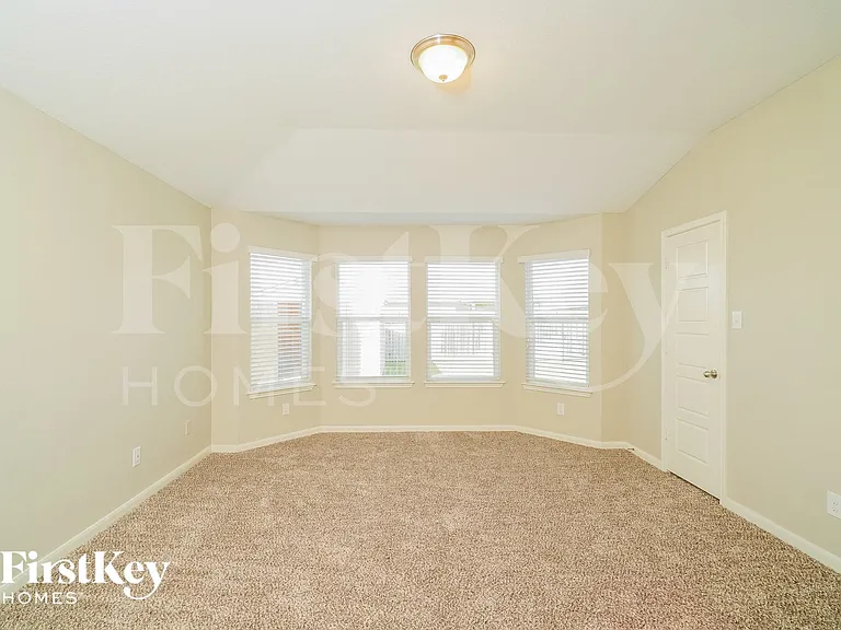 2267 Hawk Dr — Photo 3