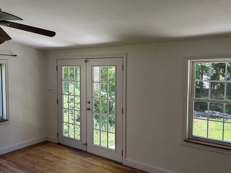 Extra living room/possible bedroom 5