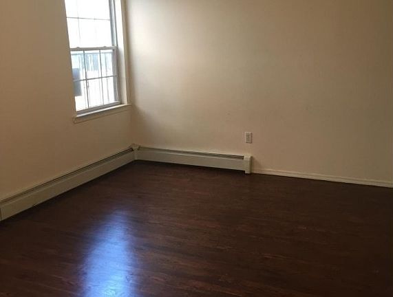 4th image of 9 Bedford Pl #3