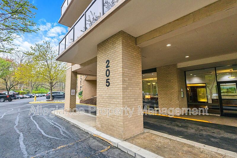 1st image of 205 Yoakum Pkwy Unit 906
