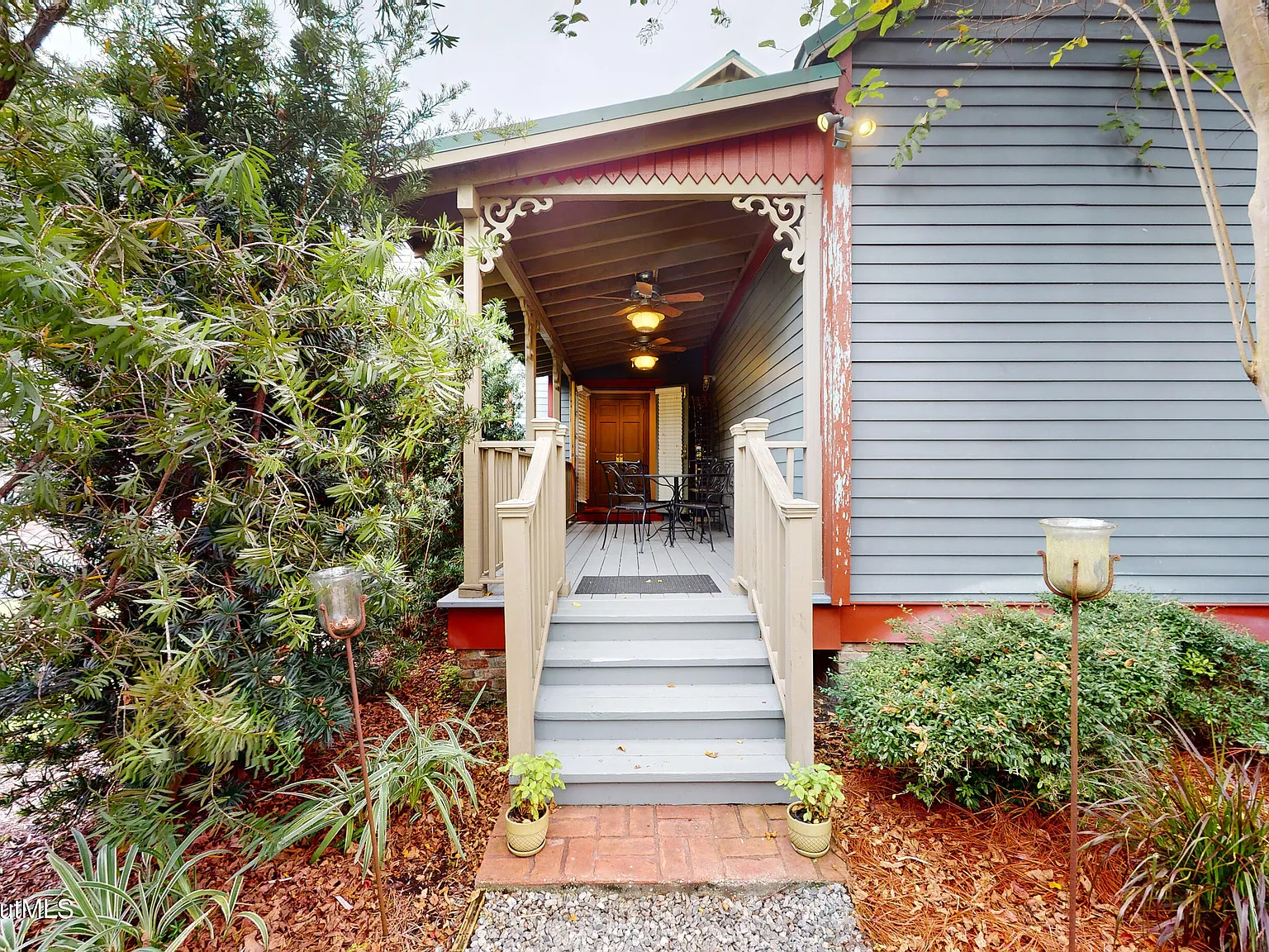 2 bed, 1.0 bath, 839 sqft, $2,375 — Photo 1