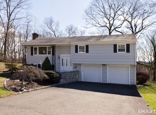 100 Oakridge Road, Trumbull, CT 06611