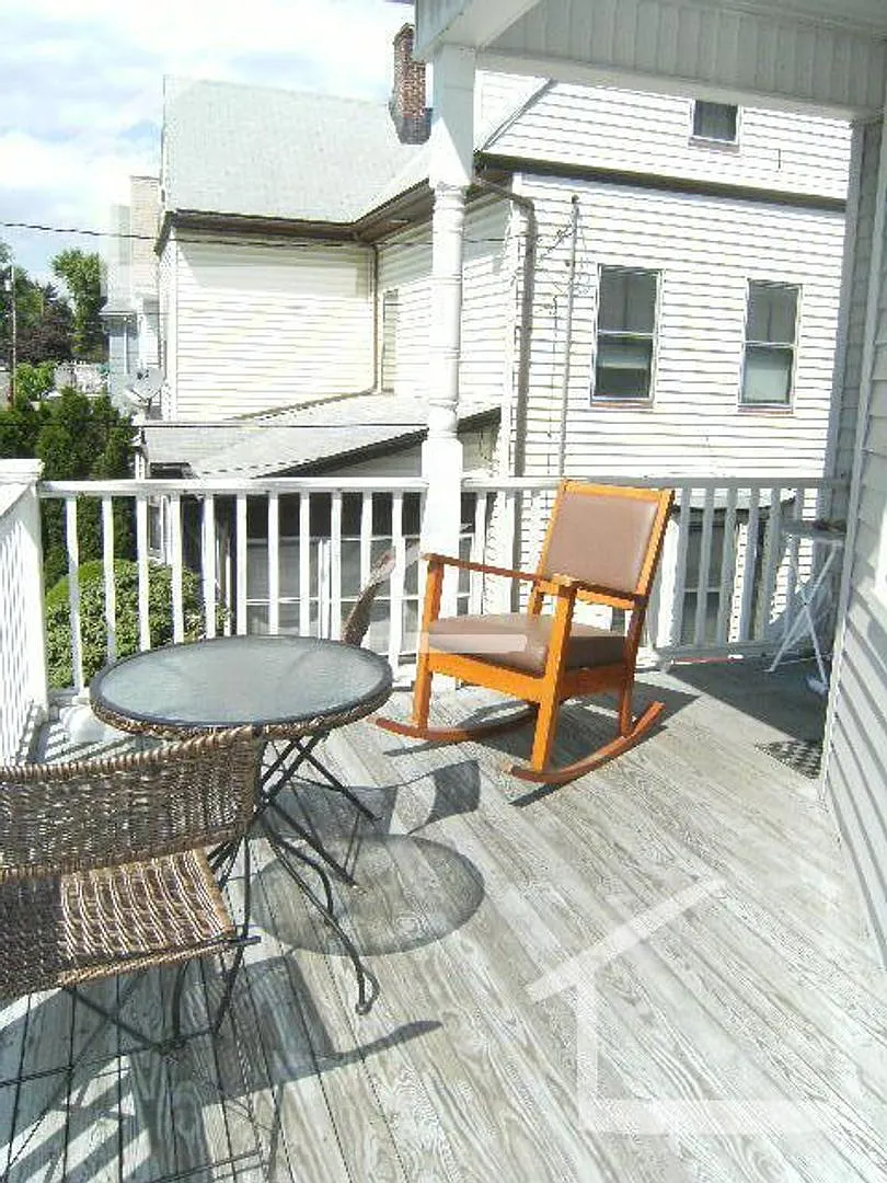 No Brokers Fee. Oak Sq. Area of Brighton. Eat-in Kitchen, Parch, Laundry on a Site — Photo 2