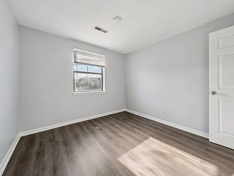 Manhattan Square Apartments — Photo 14