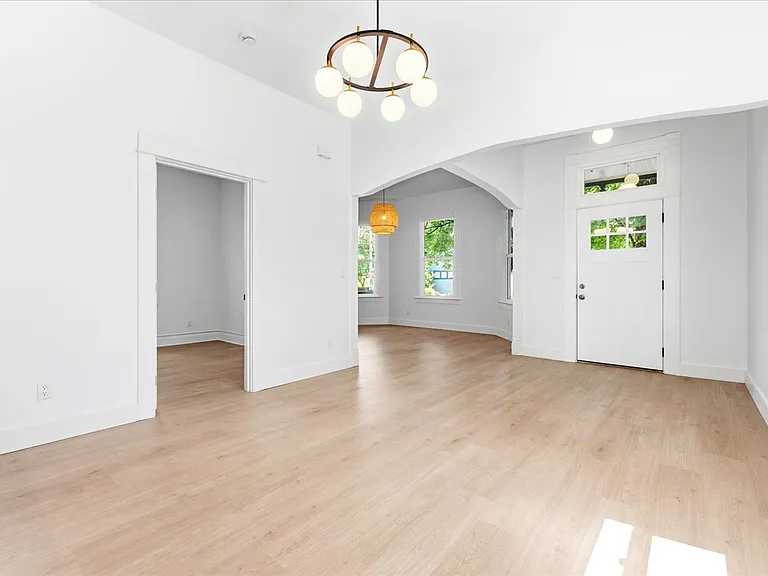 4535 NE Cleveland Ave — Photo 2
