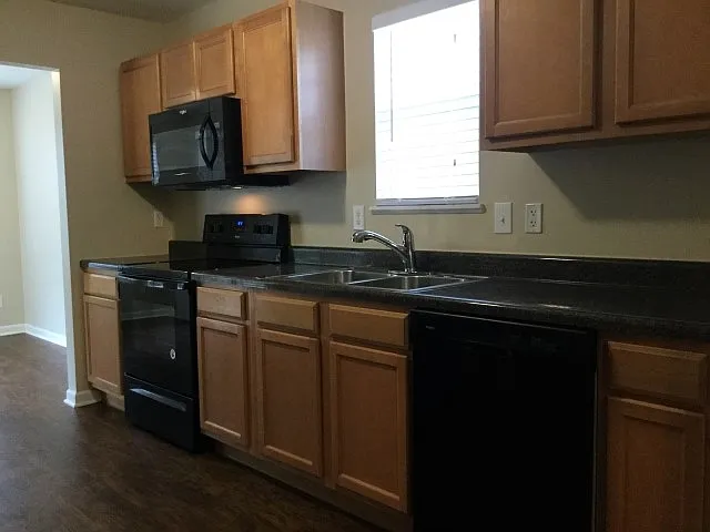 332 Aberdeen Cir — Photo 3
