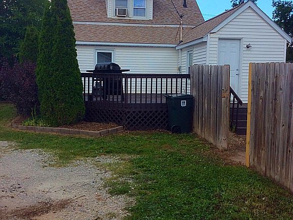 3rd image of 920 W 1st St