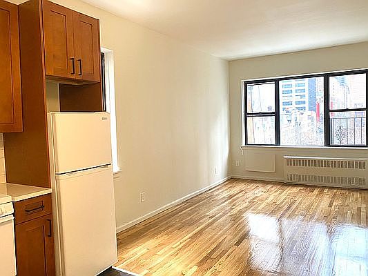 2nd image of 301 E 49th St #6-B