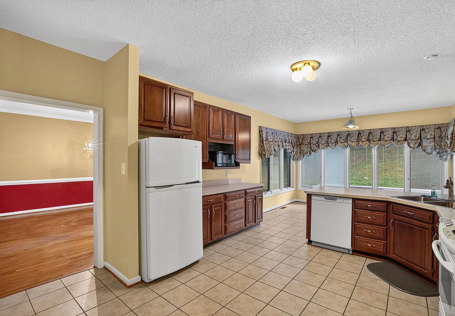 4 bed, 3.0 bath, 3750 sqft, $3,500 — Photo 2