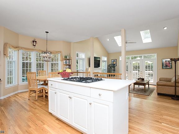 4th image of 8 McManus Dr