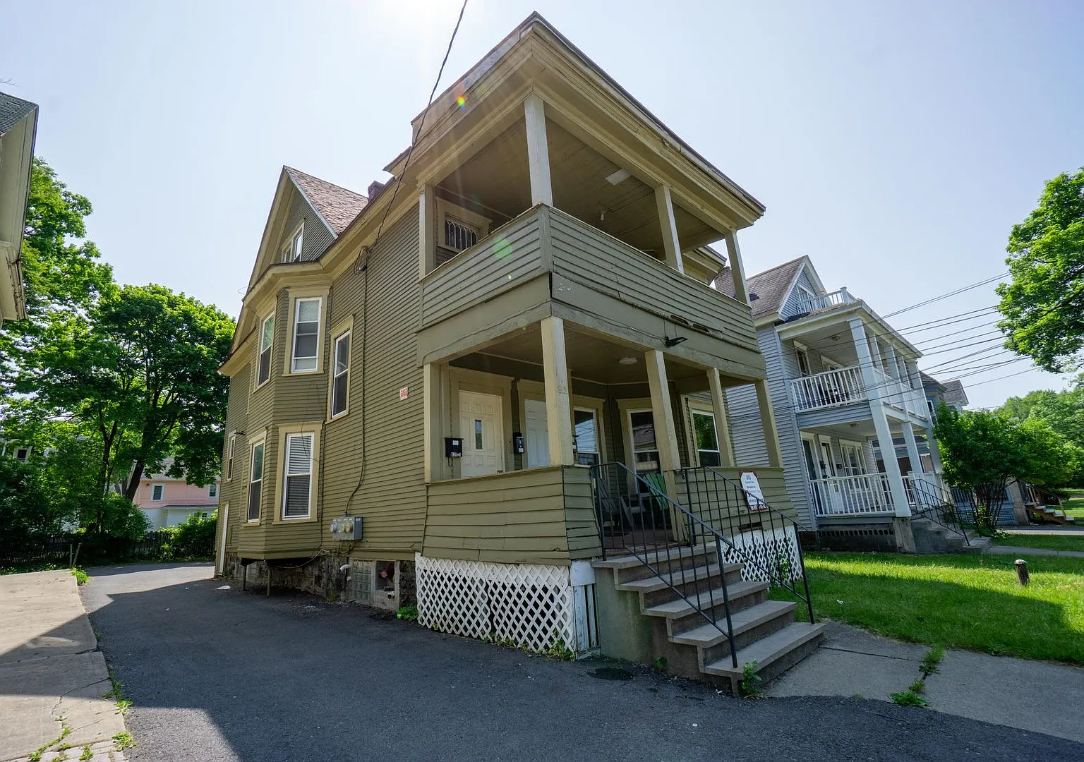 833 Sumner Apt 3 - Available 6/1/2027 - Newly Renovated 3 Blocks From Campus — Photo 4