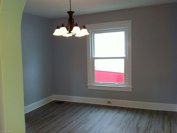 5th image of 1110 Blaine Ave