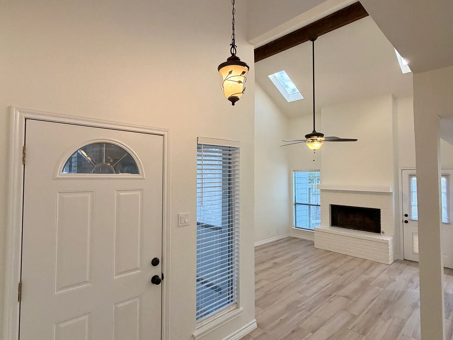 2 bed, 2.5 bath, 1295 sqft, $1,600 — Photo 2