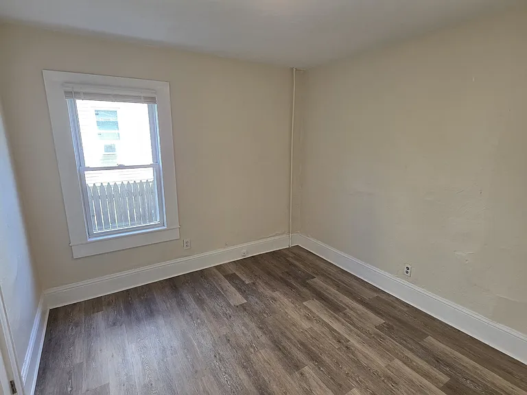  37 Foundry St 1stFlr 2B/1B FreshPaint VinylFlr PetsOK Laundry — Photo 5