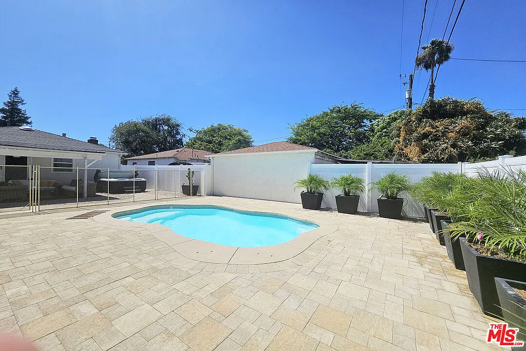 3 bed, 1.0 bath, 1018 sqft, $4,750 — Photo 3