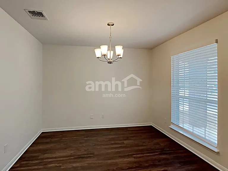 1038 Lauren St — Photo 6