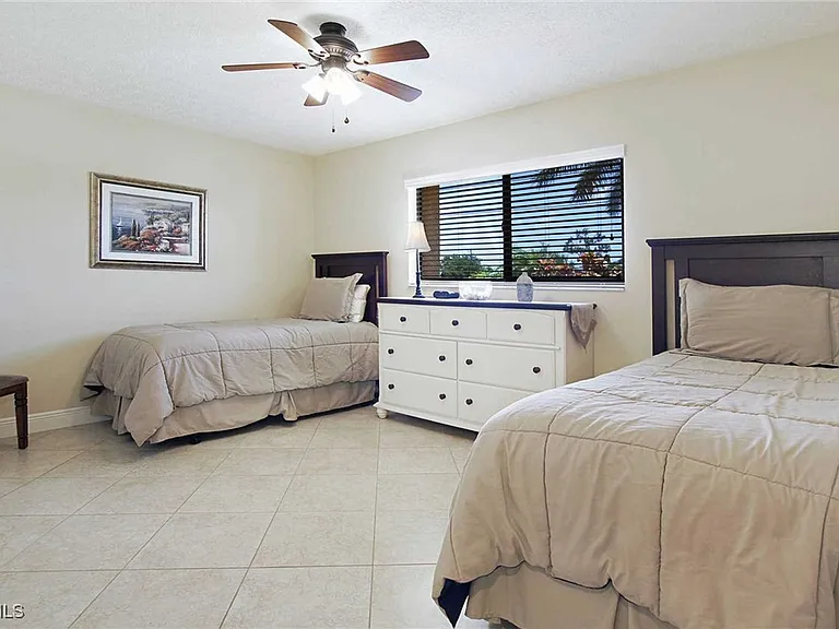 1403 SW 40th Ter — Photo 12