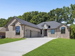 6429 Jamie Ln, Grand Blanc, MI 48439