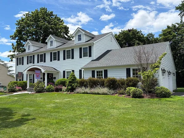687 East Dr, Oradell, NJ 07649