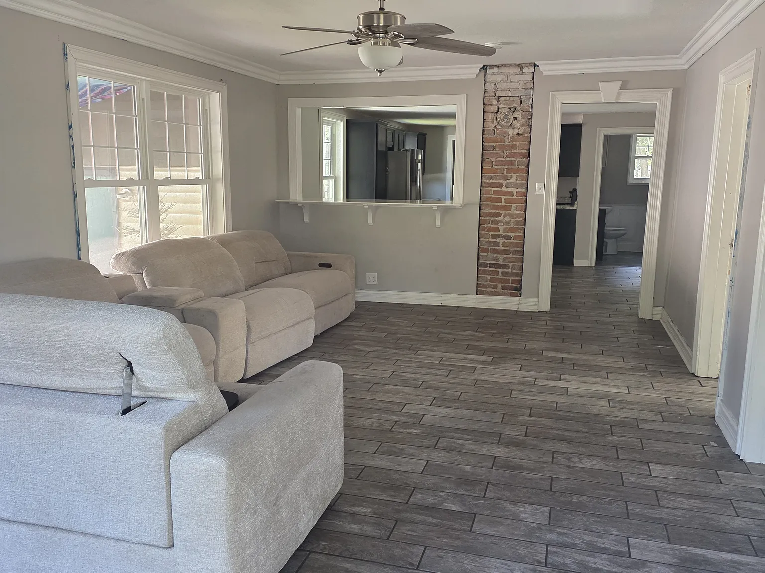 3 bed, 1251 sqft, $1,900 — Photo 2