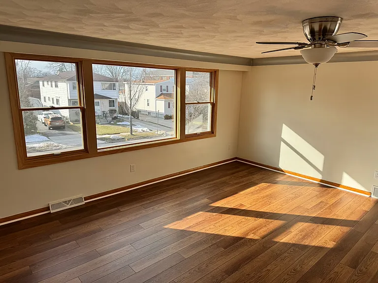363 University Ave — Photo 1