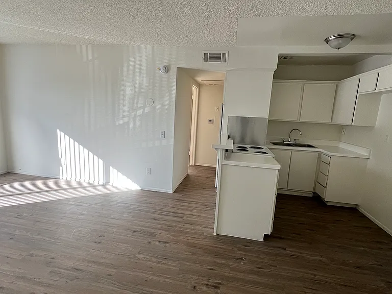 Lennox Lanai Apartments — Photo 25