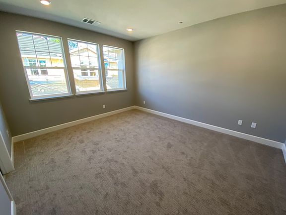 2nd image of 104 Wallace Cir