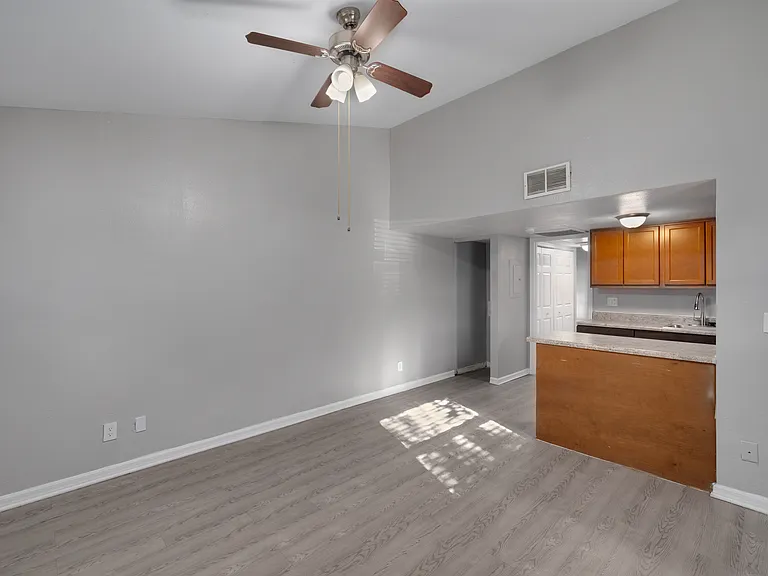 Woodside Villas Apartments — Photo 5