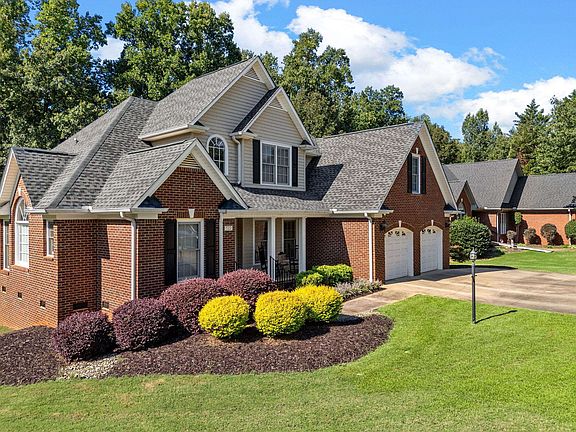 2nd image of 522 Chippendale Ln