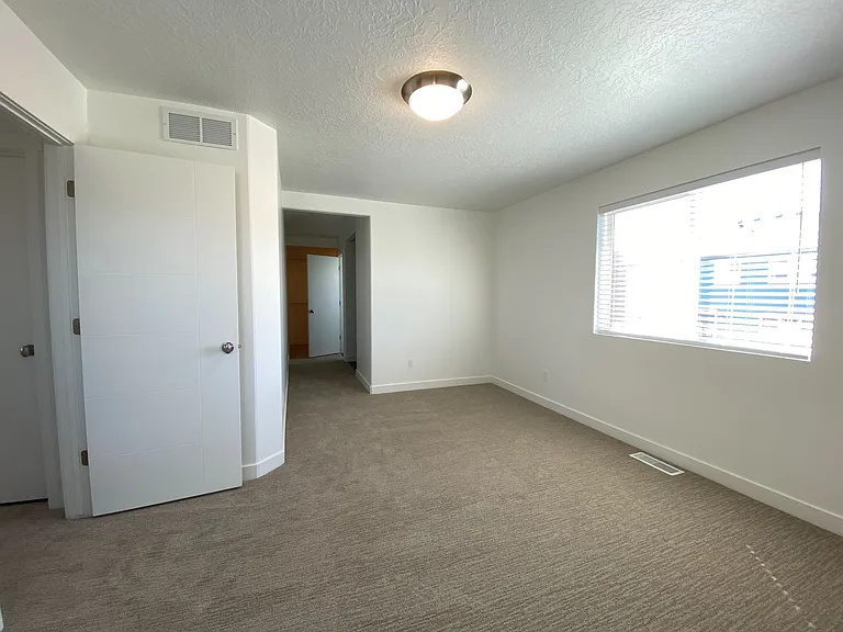Single Family Home on Riverside. — Photo 11