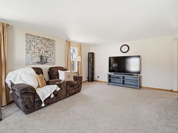 4th image of 88 Foster Ct