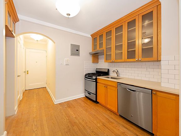 3rd image of 95 Lexington Ave APT 2F