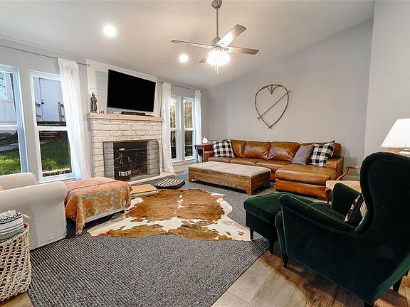 4th image of 405 Deerfoot Cir