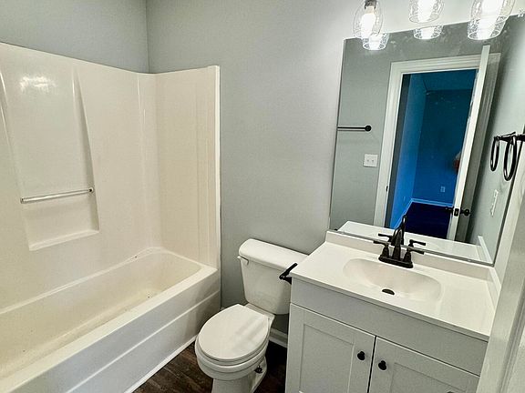 5th image of 3303 Moseley Dr #B