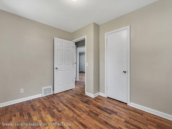 5th image of 847 E Greenlawn Ave