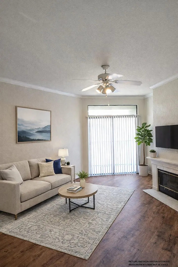 Lovely 2x2 with Balcony & washer/dryer, updated flooring & appliances — Photo 1