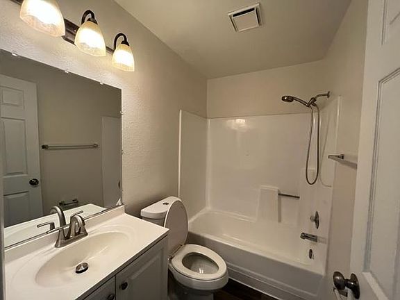 5th image of 556 N Lincoln Ave APT 13