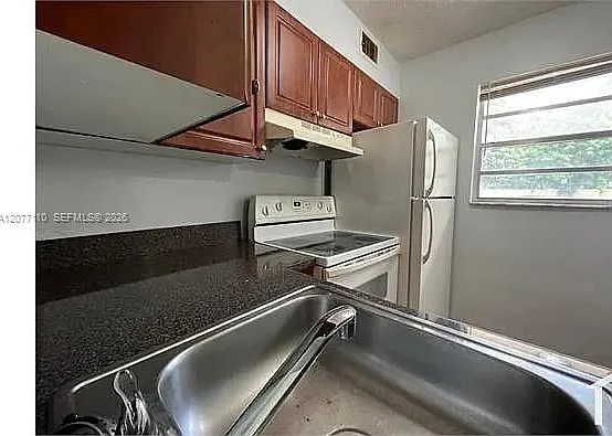 2 bed, 1.0 bath, $1,750 — Photo 3