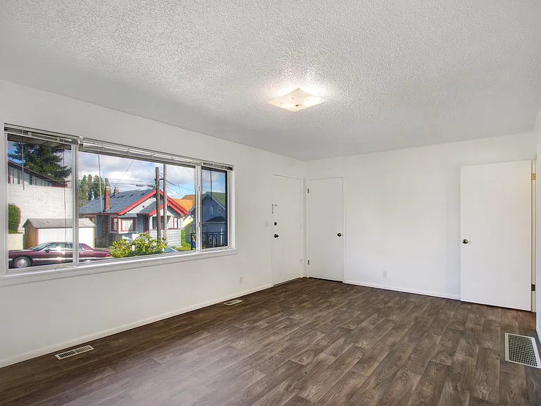 2213 E Thomas St #2213 — Photo 2