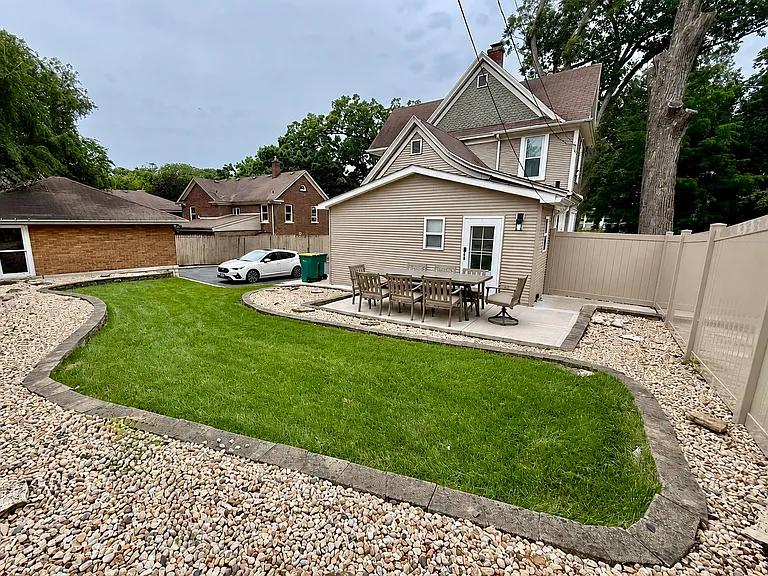 402 Whitney Ave — Photo 15