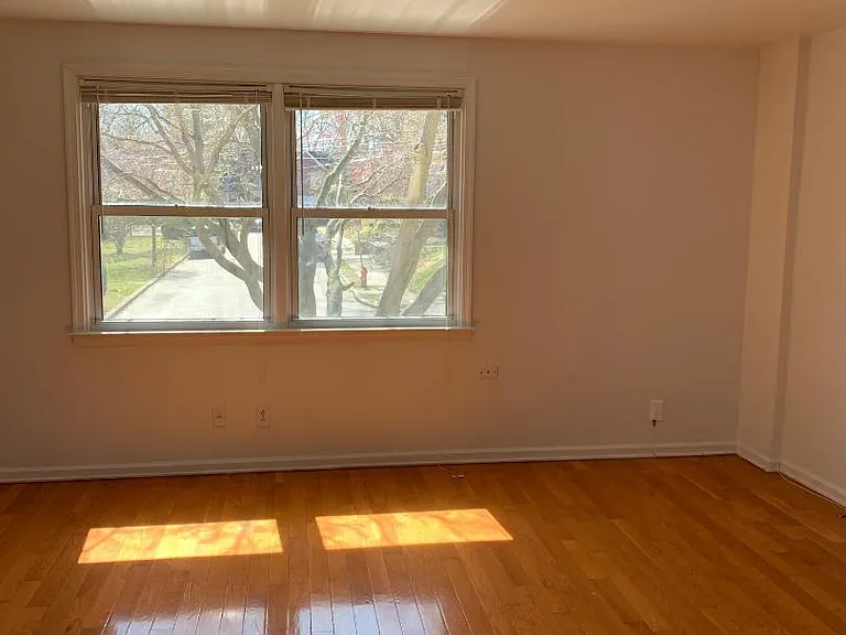 639 Barnes St — Photo 2