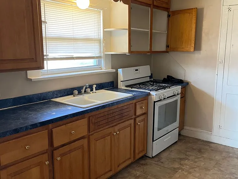 1005 Pardee Ave — Photo 2